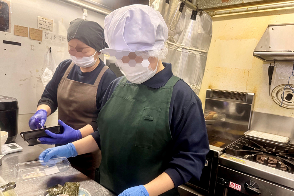 厨房作業の様子