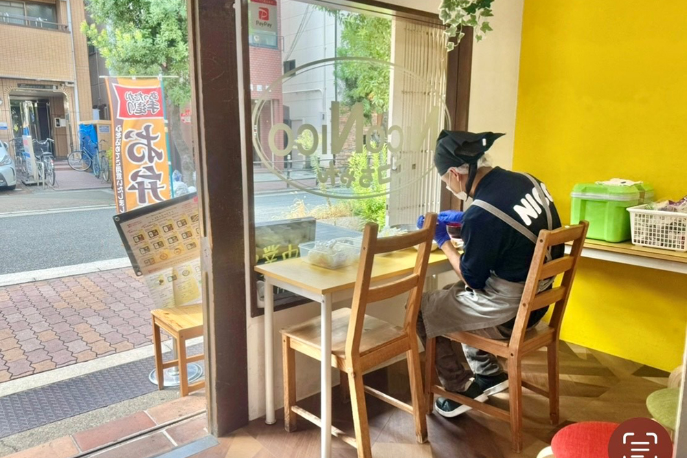 厨房作業の様子