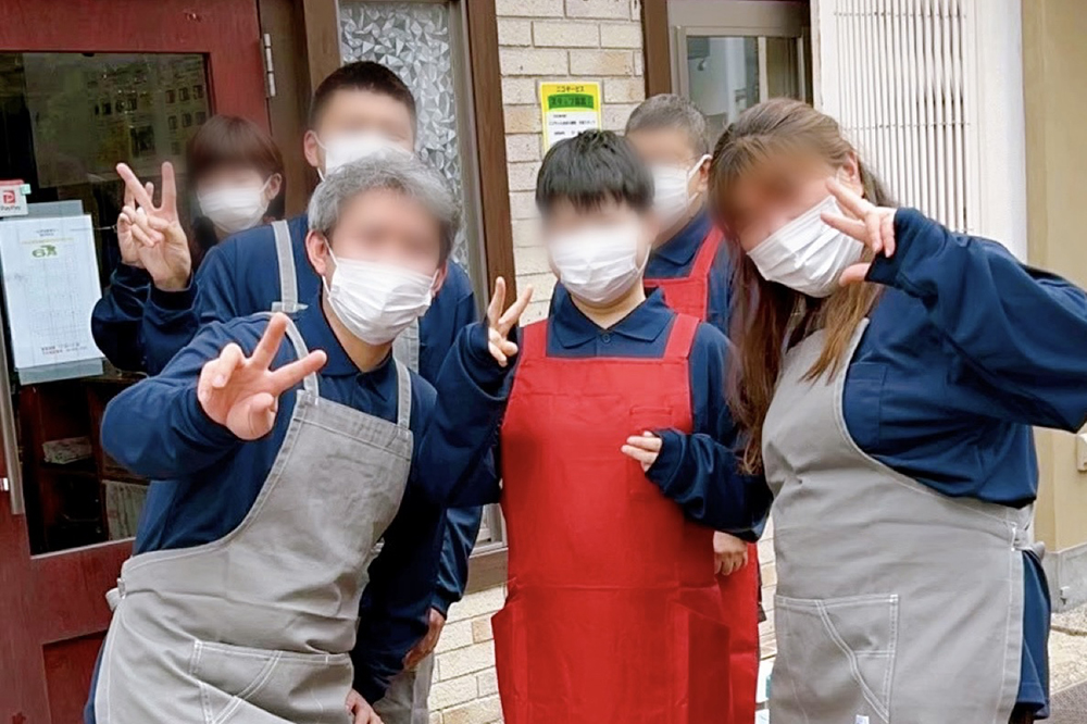 厨房作業の様子