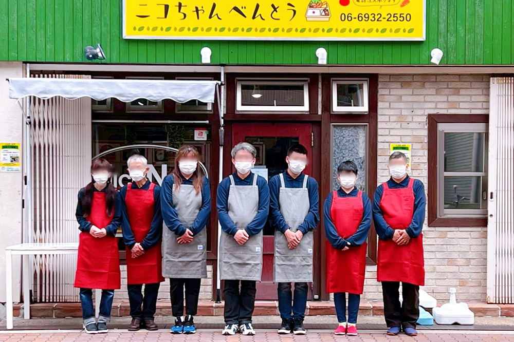 厨房作業の様子